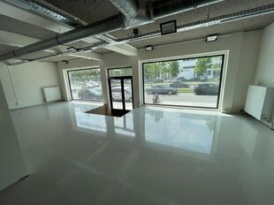 Gelijkvloers kantoor (ca. 601m²) met strategische ligging alsook 2 privatieve toegangen gelegen aan de Leien in het centrum van Antwerpen.
Het geheel is afgewerkt met een gietvloer alsook verlichting en ventilatie. Achteraan het pand bevinden zich lich