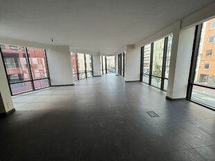 Op een perfecte locatie, vlakbij het station en met een vlotte verbinding naar de op- en afrit van de E19, bevindt zich deze nieuwe en hoogwaardig horizontaal afgewerkte kantoorruimte van ca. 96 m&sup2;.

Via de lift bereikt u rechtstreeks het kantoor vanuit 