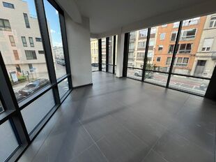 Op een perfecte locatie, vlakbij het station en met een vlotte verbinding naar de op- en afrit van de E19, bevindt zich deze nieuwe en hoogwaardig horizontaal afgewerkte kantoorruimte van ca. 96 m&sup2;.

Via de lift bereikt u rechtstreeks het kantoor vanuit 