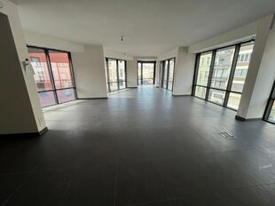 Op een perfecte locatie, vlakbij het station en met een vlotte verbinding naar de op- en afrit van de E19, bevindt zich deze nieuwe en hoogwaardig horizontaal afgewerkte kantoorruimte van ca. 96 m&sup2;.

Via de lift bereikt u rechtstreeks het kantoor vanuit 