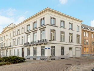 Op een uitzonderlijke topligging in het centrum van Mechelen, aan de Lange Nieuwstraat 1, bevindt zich dit prestigieuze kantoorgebouw in neoclassicistische stijl.&nbsp;

Het gebouw beschikt over een totale oppervlakte van ca. 575 m&sup2;, verdeeld over drie verdi