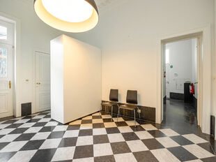 Op een uitzonderlijke topligging in het centrum van Mechelen, aan de Lange Nieuwstraat 1, bevindt zich dit prestigieuze kantoorgebouw in neoclassicistische stijl.&nbsp;

Het gebouw beschikt over een totale oppervlakte van ca. 575 m&sup2;, verdeeld over drie verdi