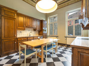 Op een uitzonderlijke topligging in het centrum van Mechelen, aan de Lange Nieuwstraat 1, bevindt zich dit prestigieuze kantoorgebouw in neoclassicistische stijl.&nbsp;

Het gebouw beschikt over een totale oppervlakte van ca. 575 m&sup2;, verdeeld over drie verdi