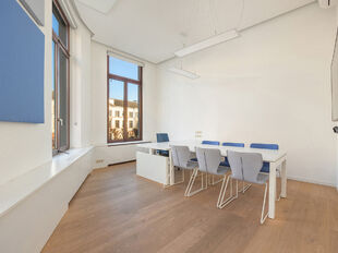 Op een uitzonderlijke topligging in het centrum van Mechelen, aan de Lange Nieuwstraat 1, bevindt zich dit prestigieuze kantoorgebouw in neoclassicistische stijl.&nbsp;

Het gebouw beschikt over een totale oppervlakte van ca. 575 m&sup2;, verdeeld over drie verdi