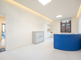 Op een uitzonderlijke topligging in het centrum van Mechelen, aan de Lange Nieuwstraat 1, bevindt zich dit prestigieuze kantoorgebouw in neoclassicistische stijl.&nbsp;

Het gebouw beschikt over een totale oppervlakte van ca. 575 m&sup2;, verdeeld over drie verdi