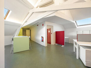 Op een uitzonderlijke topligging in het centrum van Mechelen, aan de Lange Nieuwstraat 1, bevindt zich dit prestigieuze kantoorgebouw in neoclassicistische stijl.&nbsp;

Het gebouw beschikt over een totale oppervlakte van ca. 575 m&sup2;, verdeeld over drie verdi