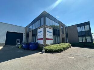 Het betreft de verhuur van een representatieve KMO-unit op een zeer centrale locatie te Aartselaar, met een vlotte verbinding naar de A12.
De unit omvat ca. 730 m², bestaande uit 430 m² opslagruimte met mezzanine en 300 m² kantoorruimte. De unit heef