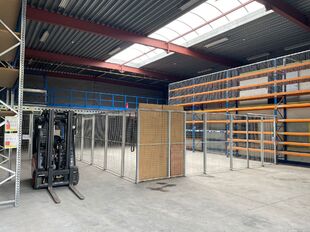Het betreft de verhuur van een representatieve KMO-unit op een zeer centrale locatie te Aartselaar, met een vlotte verbinding naar de A12.
De unit omvat ca. 730 m², bestaande uit 430 m² opslagruimte met mezzanine en 300 m² kantoorruimte. De unit heef