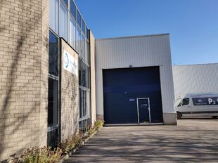 Het betreft de verhuur van een representatieve KMO-unit op een zeer centrale locatie te Aartselaar, met een vlotte verbinding naar de A12.
De unit omvat ca. 730 m², bestaande uit 430 m² opslagruimte met mezzanine en 300 m² kantoorruimte. De unit heef