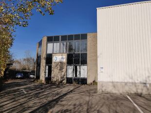 Het betreft de verhuur van een representatieve KMO-unit op een zeer centrale locatie te Aartselaar, met een vlotte verbinding naar de A12.
De unit omvat ca. 730 m², bestaande uit 430 m² opslagruimte met mezzanine en 300 m² kantoorruimte. De unit heef