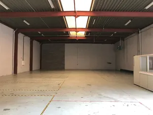Het betreft de verhuur van een representatieve KMO-unit op een zeer centrale locatie te Aartselaar, met een vlotte verbinding naar de A12.
De unit omvat ca. 730 m², bestaande uit 430 m² opslagruimte met mezzanine en 300 m² kantoorruimte. De unit heef