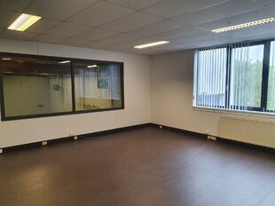 Het betreft de verhuur van een representatieve KMO-unit op een zeer centrale locatie te Aartselaar, met een vlotte verbinding naar de A12.
De unit omvat ca. 730 m², bestaande uit 430 m² opslagruimte met mezzanine en 300 m² kantoorruimte. De unit heef