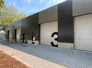 Het betreft de verhuur van een uitstekend gelegen nieuwbouw KMO-unit aan de Maccabilaan te Hoboken. Dit project ligt op een boogscheut van het centrum van Antwerpen en biedt een prima verbinding met de belangrijkste snelwegen (A12/E19/E17).
De KMO-unit