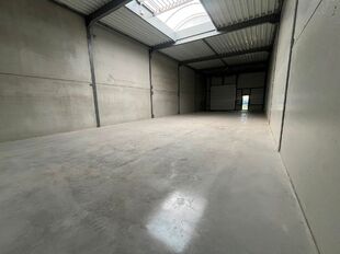 Het betreft de verhuur van een uitstekend gelegen nieuwbouw KMO-unit aan de Maccabilaan te Hoboken. Dit project ligt op een boogscheut van het centrum van Antwerpen en biedt een prima verbinding met de belangrijkste snelwegen (A12/E19/E17).
De KMO-unit