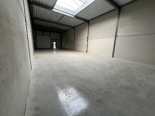 Het betreft de verhuur van een uitstekend gelegen nieuwbouw KMO-unit aan de Maccabilaan te Hoboken. Dit project ligt op een boogscheut van het centrum van Antwerpen en biedt een prima verbinding met de belangrijkste snelwegen (A12/E19/E17).
De KMO-unit