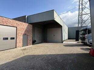 Dit ruime magazijn van ca. 560 m² biedt dankzij de vrije hoogte van ca. 6 meter en de elektrische sectionaalpoort van ca. 4 x 4,5 meter een uitstekende basis voor opslag, logistiek of andere bedrijfsactiviteiten.
De troeven van dit magazijn:
Ruime oppe