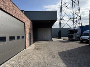 Dit ruime magazijn van ca. 560 m² biedt dankzij de vrije hoogte van ca. 6 meter en de elektrische sectionaalpoort van ca. 4 x 4,5 meter een uitstekende basis voor opslag, logistiek of andere bedrijfsactiviteiten.
De troeven van dit magazijn:
Ruime oppe