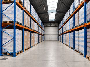 Dit ruime magazijn van ca. 560 m² biedt dankzij de vrije hoogte van ca. 6 meter en de elektrische sectionaalpoort van ca. 4 x 4,5 meter een uitstekende basis voor opslag, logistiek of andere bedrijfsactiviteiten.
De troeven van dit magazijn:
Ruime oppe