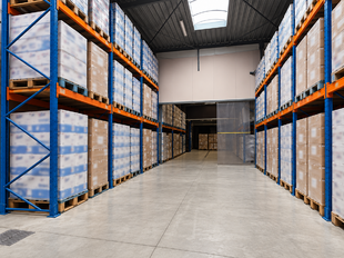 Dit ruime magazijn van ca. 560 m² biedt dankzij de vrije hoogte van ca. 6 meter en de elektrische sectionaalpoort van ca. 4 x 4,5 meter een uitstekende basis voor opslag, logistiek of andere bedrijfsactiviteiten.
De troeven van dit magazijn:
Ruime oppe