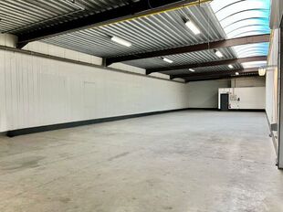 Gelegen op een strategische locatie in Bedrijvenpark Moerbroek, vlak naast de op- en afrit Herentals Industrie van de E313. Deze ligging zorgt voor een uitstekende en directe verbinding met het omliggende wegennet.

Unit 8C omvat ca. 290 m&sup2; opslag-/werkr