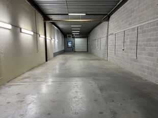 Gelegen op een strategische locatie in Bedrijvenpark Moerbroek, vlak naast de op- en afrit Herentals Industrie van de E313. Deze ligging zorgt voor een uitstekende en directe verbinding met het omliggende wegennet.

Unit 6A omvat ca. 185 m&sup2; opslag-/werkr