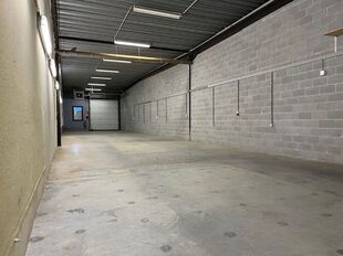 Gelegen op een strategische locatie in Bedrijvenpark Moerbroek, vlak naast de op- en afrit Herentals Industrie van de E313. Deze ligging zorgt voor een uitstekende en directe verbinding met het omliggende wegennet.

Unit 6A omvat ca. 185 m&sup2; opslag-/werkr