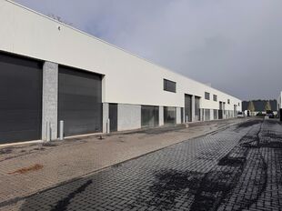 Deze KMO-unit, gelegen aan de Starrenhoflaan in Kapellen, heeft een oppervlakte van ca. 234 m&sup2; en wordt aangeboden tegen een huurprijs van &euro; 22.200/jaar. De ligging is bijzonder gunstig, met een vlotte aansluiting op de Kapelsestraat, de Kalmthoutseste