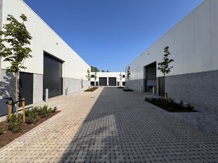 Deze KMO-unit, gelegen aan de Starrenhoflaan in Kapellen, heeft een oppervlakte van ca. 270 m&sup2; en wordt aangeboden tegen een huurprijs van &euro; 23.400/jaar. De ligging is bijzonder gunstig, met een vlotte aansluiting op de Kapelsestraat, de Kalmthoutseste