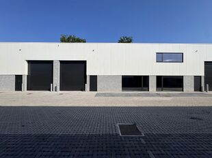 Deze KMO-unit, gelegen aan de Starrenhoflaan in Kapellen, heeft een oppervlakte van ca. 216 m&sup2; en wordt aangeboden tegen een huurprijs van &euro; 20.520/jaar. De ligging is bijzonder gunstig, met een vlotte aansluiting op de Kapelsestraat, de Kalmthoutseste