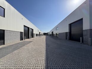 Deze KMO-unit, gelegen aan de Starrenhoflaan in Kapellen, heeft een oppervlakte van ca. 234 m&sup2; en wordt aangeboden tegen een huurprijs van &euro; 22.200/jaar. De ligging is bijzonder gunstig, met een vlotte aansluiting op de Kapelsestraat, de Kalmthoutseste