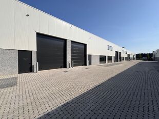 Deze KMO-unit, gelegen aan de Starrenhoflaan in Kapellen, heeft een oppervlakte van ca. 234 m&sup2; en wordt aangeboden tegen een huurprijs van &euro; 22.200/jaar. De ligging is bijzonder gunstig, met een vlotte aansluiting op de Kapelsestraat, de Kalmthoutseste