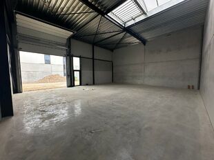 In dit nieuwbouwproject in industriezone 'De Vloeiende' te Kapellen bieden wij deze KMO-unit te huur aan. Het project is zeer centraal gelegen in de regio Kapellen/Ekeren/Brasschaat en biedt een vlotte verbinding met de Antwerpse Haven.
Deze hoekunit hee