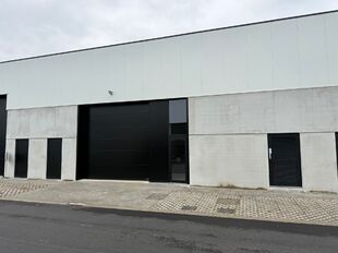 In dit nieuwbouwproject in industriezone 'De Vloeiende' te Kapellen bieden wij deze KMO-unit te huur aan. Het project is zeer centraal gelegen in de regio Kapellen/Ekeren/Brasschaat en biedt een vlotte verbinding met de Antwerpse Haven.

Deze unit heeft e