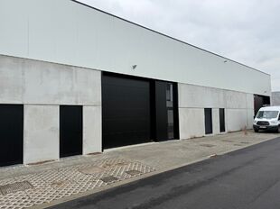 In dit nieuwbouwproject in industriezone 'De Vloeiende' te Kapellen bieden wij deze KMO-unit te huur aan. Het project is zeer centraal gelegen in de regio Kapellen/Ekeren/Brasschaat en biedt een vlotte verbinding met de Antwerpse Haven.

Deze unit heeft e
