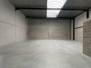 In dit nieuwbouwproject in industriezone 'De Vloeiende' te Kapellen bieden wij deze KMO-unit te huur aan. Het project is zeer centraal gelegen in de regio Kapellen/Ekeren/Brasschaat en biedt een vlotte verbinding met de Antwerpse Haven.

Deze unit heeft e