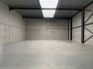 In dit nieuwbouwproject in industriezone 'De Vloeiende' te Kapellen bieden wij deze KMO-unit te huur aan. Het project is zeer centraal gelegen in de regio Kapellen/Ekeren/Brasschaat en biedt een vlotte verbinding met de Antwerpse Haven.
Deze unit heeft e