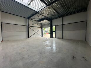 In dit nieuwbouwproject in industriezone 'De Vloeiende' te Kapellen bieden wij deze KMO-unit te huur aan. Het project is zeer centraal gelegen in de regio Kapellen/Ekeren/Brasschaat en biedt een vlotte verbinding met de Antwerpse Haven.
Deze unit heeft e
