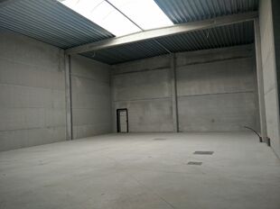 Deze kwalitatieve KMO-unit is gelegen in het bedrijvenpark Elzenbroek te Waarloos (Kontich) en geniet van een uitstekende bereikbaarheid dankzij de strategische ligging tussen Antwerpen en Brussel, met een vlotte aansluiting op de E19.
De unit beschikt o