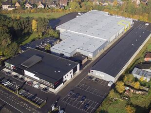 Het betreft de verhuur van een KMO-unit met kantoorruimte gelegen in Lokeren. Uitstekend gelegen langs de N70 (Antwerpen - Gent) en gemakkelijk bereikbaar via de E17, vinden we deze unit terug dewelke deel uitmaakt van bedrijvencomplex Grupo. De unit heef