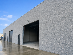 Het betreft de verhuur van een recente KMO-unit, gelegen tussen Sint-Niklaas en Lokeren, langs de N70.

De unit heeft een oppervlakte van ca. 310 m&sup2;. Deze beschikt over een vrije hoogte van 6 meter en is voorzien van de gebruikelijke nutsvoorzieningen zo