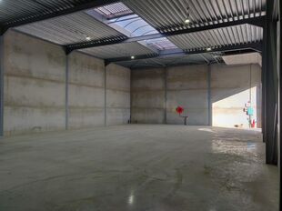 Op een schitterende ligging, langsheen de N16 (Rijksweg) en vlakbij de op- en afrit 7 van de A12, bieden wij deze recente KMO-unit te huur.
De unit heeft een oppervlakte van ca. 339 m². De unit heeft een vrije hoogte van ca. 6,2 m en is voorzien van ee