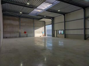 Op een schitterende ligging, langsheen de N16 (Rijksweg) en vlakbij de op- en afrit 7 van de A12, bieden wij deze recente KMO-unit te huur.
De unit heeft een oppervlakte van ca. 339 m². De unit heeft een vrije hoogte van ca. 6,2 m en is voorzien van ee