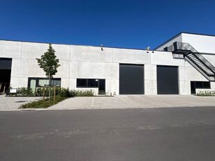 Het betreft een KMO-unit gelegen in het nieuw aangelegde bedrijvenpark 'La Brique'. De site geniet van een goede bereikbaarheid via de E313 (Antwerpen&ndash;Luik) en de nabijheid van de stad Lier.

Het pand omvat een totale oppervlakte van ca. 332 m&sup2;, waarva