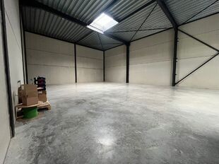 Het betreft een KMO-unit gelegen in het nieuw aangelegde bedrijvenpark 'La Brique'. De site geniet van een goede bereikbaarheid via de E313 (Antwerpen&ndash;Luik) en de nabijheid van de stad Lier.

Het pand omvat een totale oppervlakte van ca. 332 m&sup2;, waarva