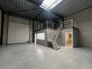 Het betreft een KMO-unit gelegen in het nieuw aangelegde bedrijvenpark 'La Brique'. De site geniet van een goede bereikbaarheid via de E313 (Antwerpen&ndash;Luik) en de nabijheid van de stad Lier.

Het pand omvat een totale oppervlakte van ca. 332 m&sup2;, waarva