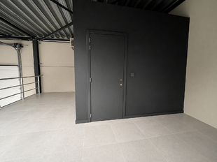 Het betreft een KMO-unit gelegen in het nieuw aangelegde bedrijvenpark 'La Brique'. De site geniet van een goede bereikbaarheid via de E313 (Antwerpen&ndash;Luik) en de nabijheid van de stad Lier.

Het pand omvat een totale oppervlakte van ca. 332 m&sup2;, waarva