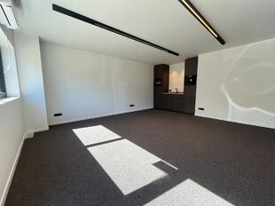 Het betreft een KMO-unit gelegen in het nieuw aangelegde bedrijvenpark 'La Brique'. De site geniet van een goede bereikbaarheid via de E313 (Antwerpen&ndash;Luik) en de nabijheid van de stad Lier.

Het pand omvat een totale oppervlakte van ca. 332 m&sup2;, waarva