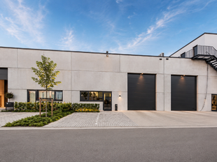 Het betreft een KMO-unit gelegen in het nieuw aangelegde bedrijvenpark 'La Brique'. De site geniet van een goede bereikbaarheid via de E313 (Antwerpen&ndash;Luik) en de nabijheid van de stad Lier.

Het pand omvat een totale oppervlakte van ca. 332 m&sup2;, waarva