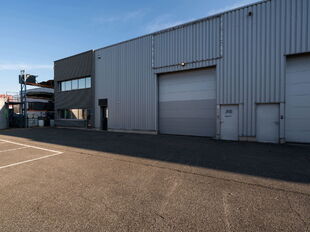 Het betreft de verhuur van een KMO-unit gelegen in industriezone De Zaat in Temse. Deze gunstige ligging nabij zowel op- en afrittencomplex Temse van de E17, als de N16 en de A12, zorgen voor een vlotte ontsluiting naar Antwerpen en Brussel.&nbsp;

De unit he