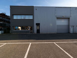 Het betreft de verhuur van een KMO-unit gelegen in industriezone De Zaat in Temse. Deze gunstige ligging nabij zowel op- en afrittencomplex Temse van de E17, als de N16 en de A12, zorgen voor een vlotte ontsluiting naar Antwerpen en Brussel.&nbsp;

De unit he